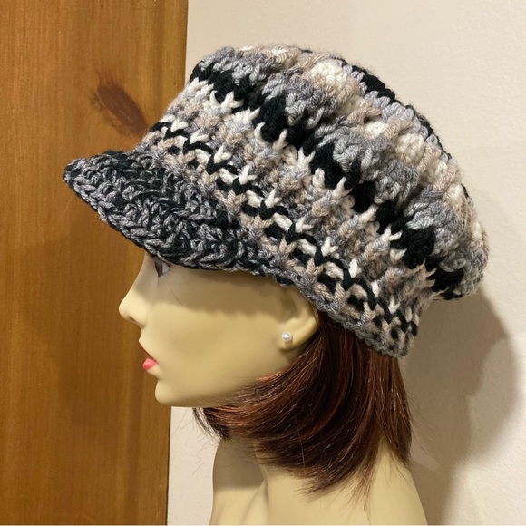 Fun, snappy, chic, handknit, Boho hippie style, newsboy, cap. Multi black, gray. - Picture 4 of 8